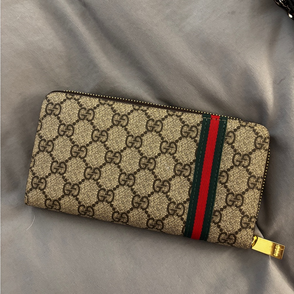 “Gucci” Beige Wallet with Red and Green Stripe